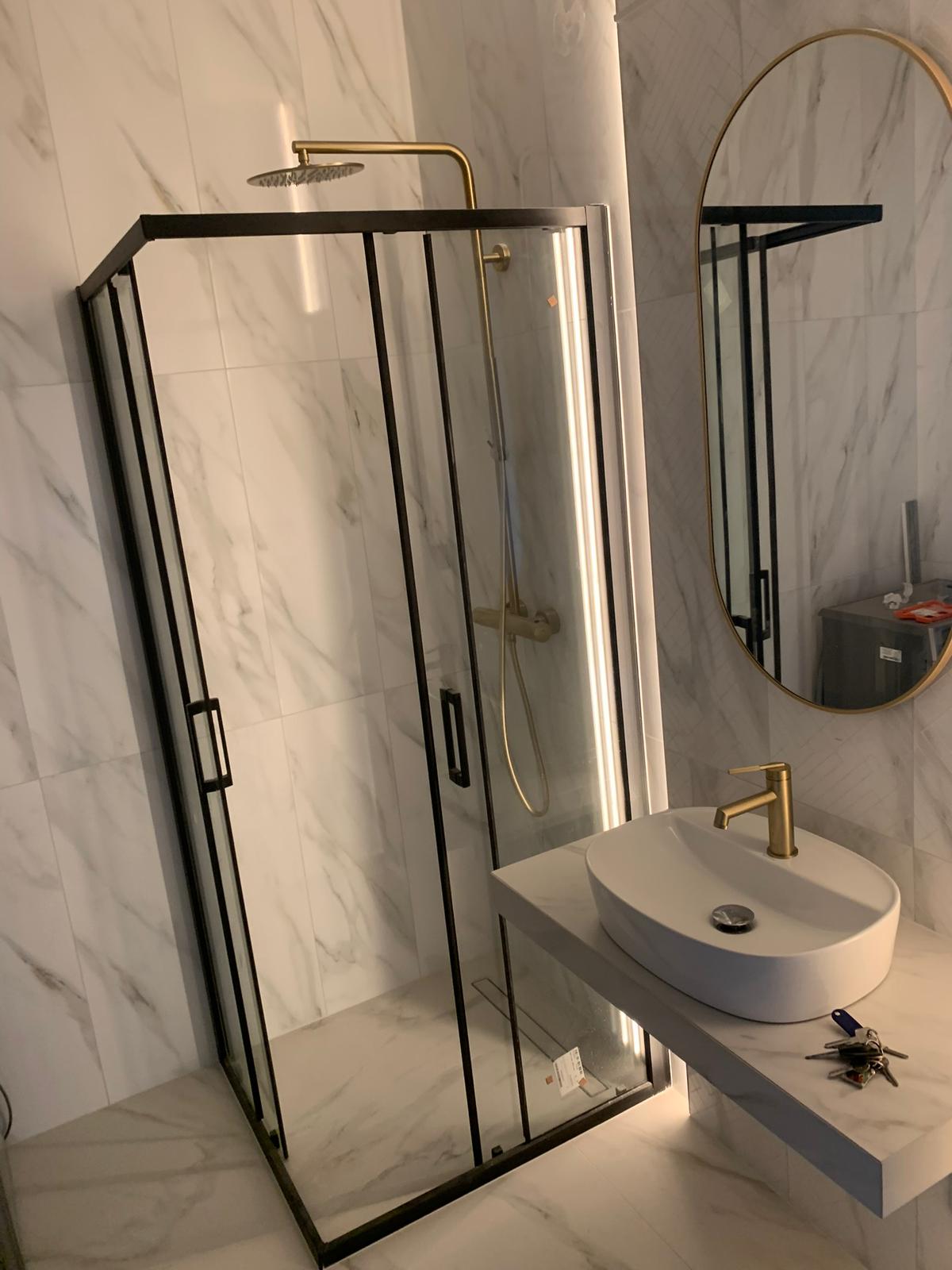 Elegancka łazienka premium – marmur, złota armatura i oświetlenie LED