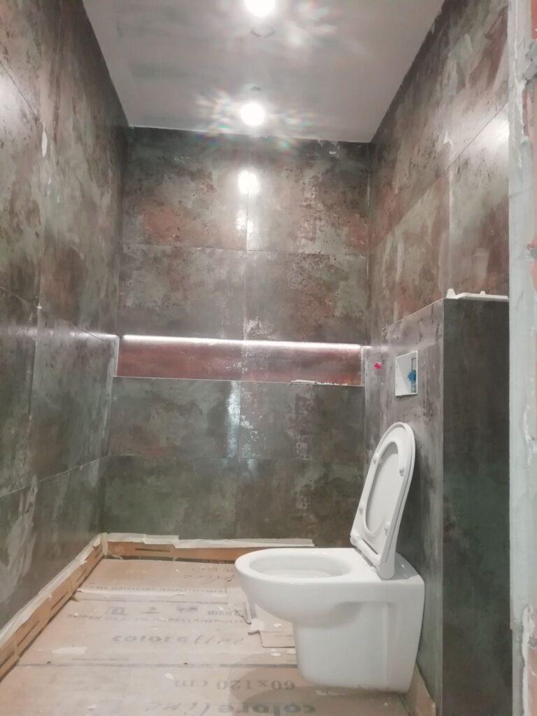 Nowoczesne WC w stylu industrialnym – wykończenie z oświetleniem LED