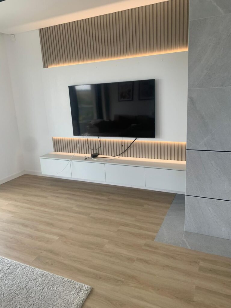 Ściana RTV z lamelami i podświetleniem LED – nowoczesny salon