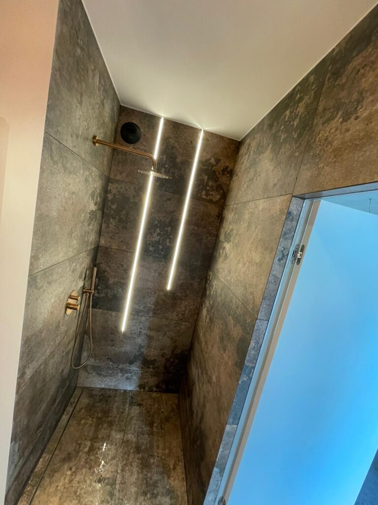 Strefa prysznicowa w stylu loft – nowoczesne wykończenie łazienki