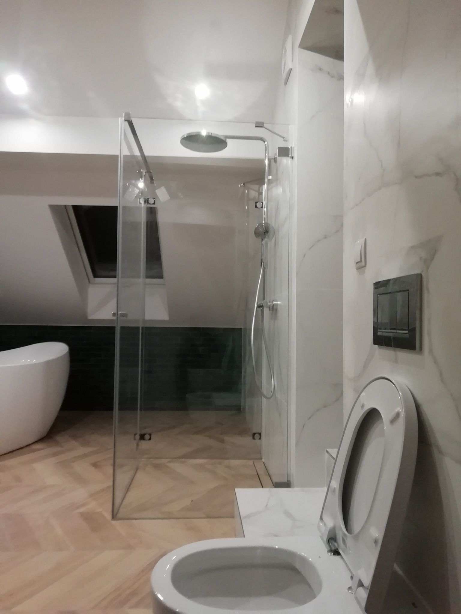 Nowoczesna łazienka na poddaszu – marmur, drewno i strefa walk-in