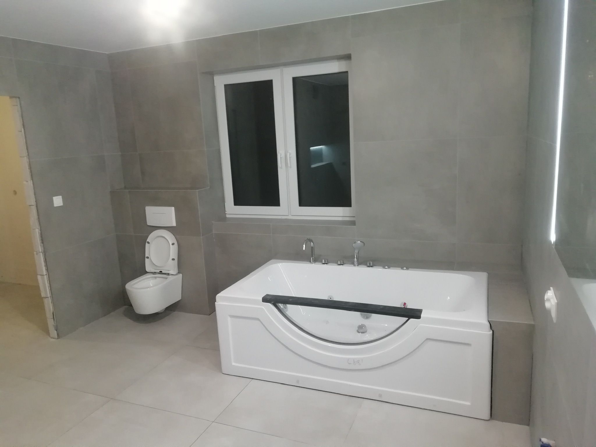 Duża łazienka z wanną z hydromasażem – nowoczesne wykończenie i strefa relaksu